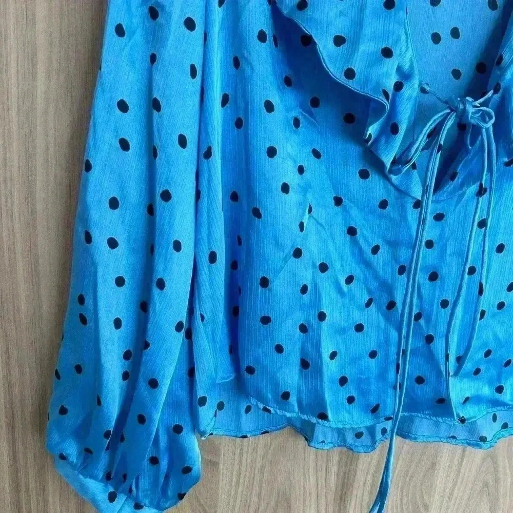 ZARA POLKA DOT BLOUSE WITH RUFFLES SATIN
EFFECT SIZE XS V Neck Ties
Long Sleeves - Picture 5 of 10